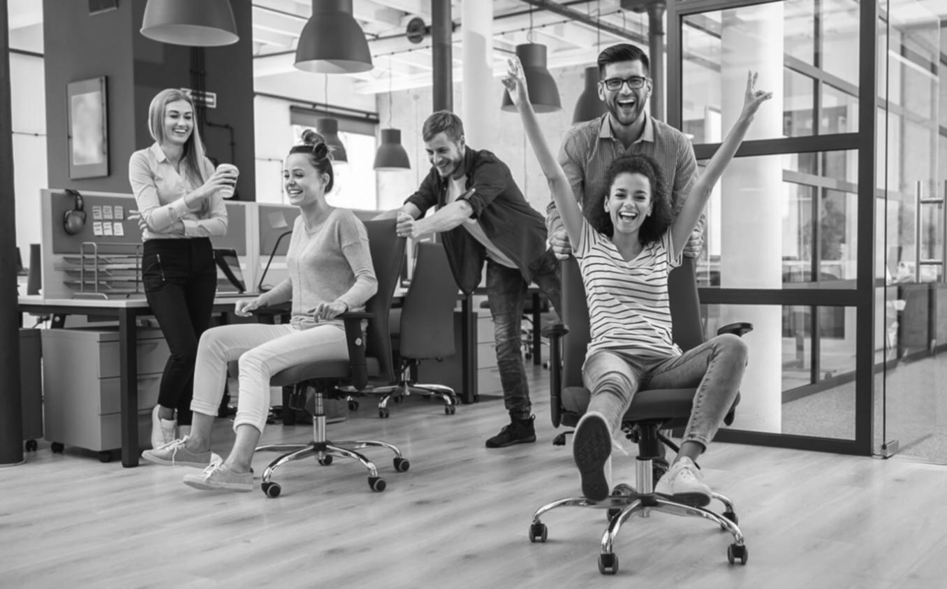 Espacio de trabajo colaborativo donde participantes revisan estrategias financieras personales