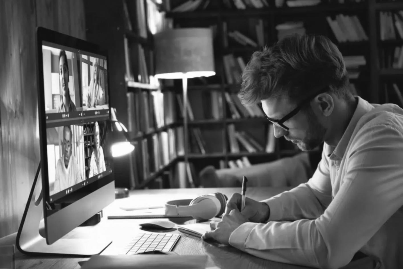 Estudiante revisando materiales de análisis financiero con gráficos y documentos sobre mesa de trabajo