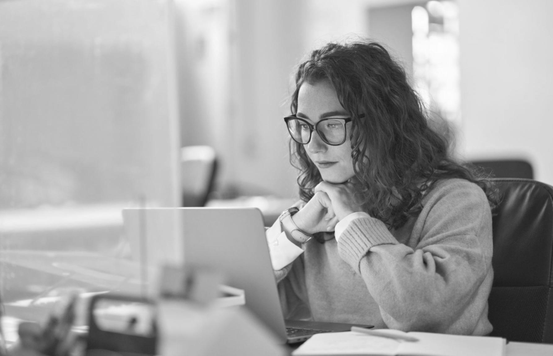 Representación visual de recursos financieros y materiales educativos disponibles para fortalecer tu conocimiento económico